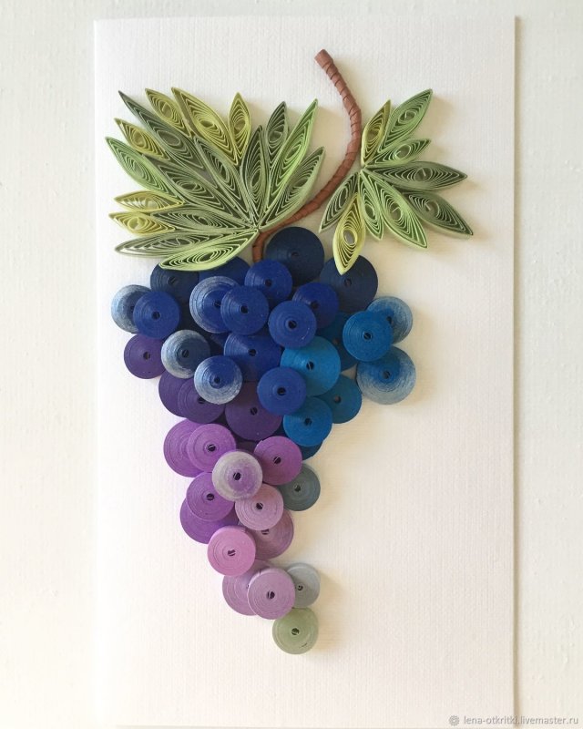 Виноградная гроздь из желудей