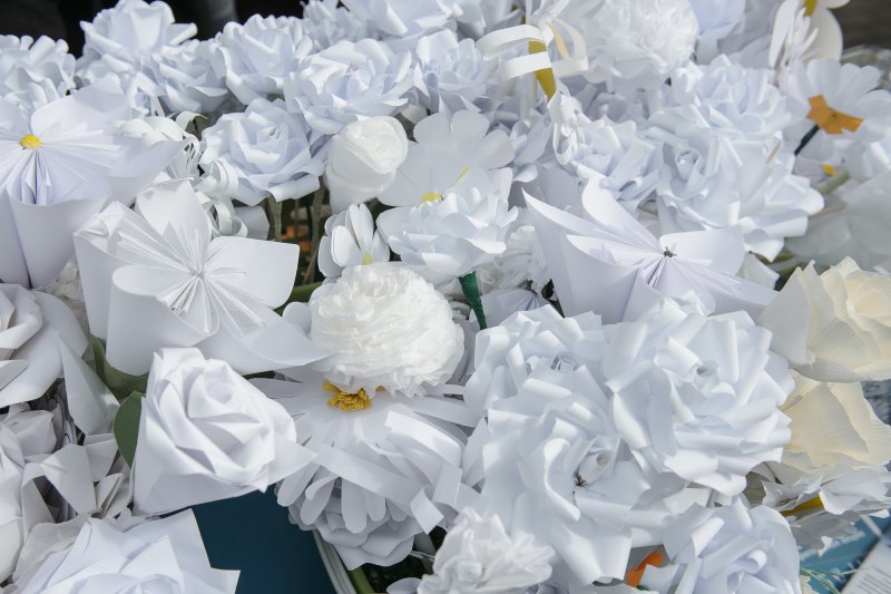 Подделка на акцию белый цветок