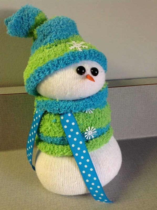 Новогодние поделки-игрушки Снеговики из носков