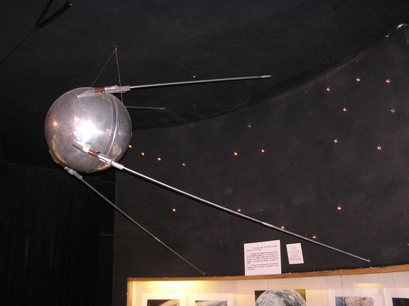 Знак "первый в мире искусственный Спутник земли."