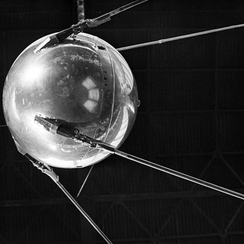 Макет первых советских спутников