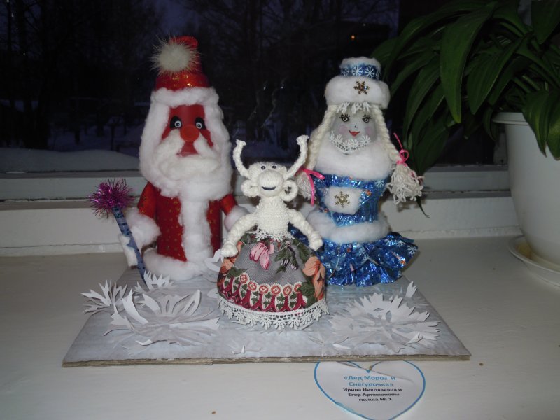 Новогодняя композиция Снеговик и дед Мороз