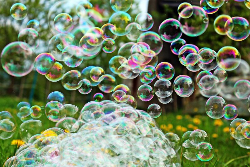Много мыльных пузырей