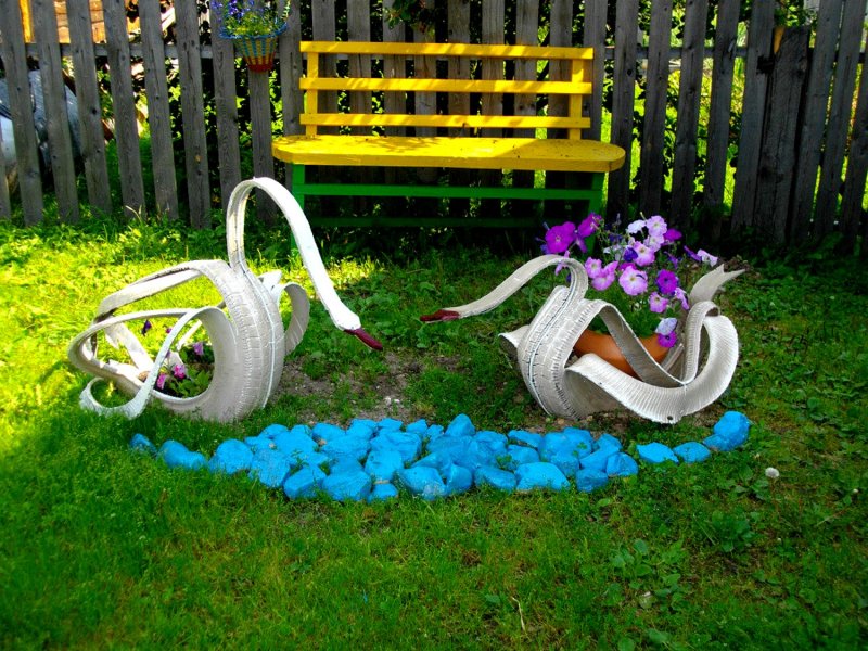 Фигуры из колес для сада