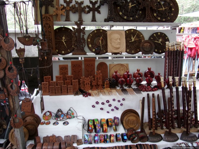 Блошиный рынок Вернисаж в Ереване