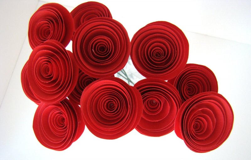 Спиралевидные розы из бумажных салфеток