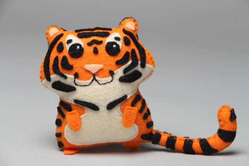 Новогодняя игрушка тигр