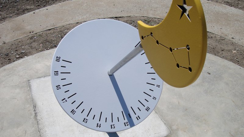 Солнечные часы с вертикальным гномоном