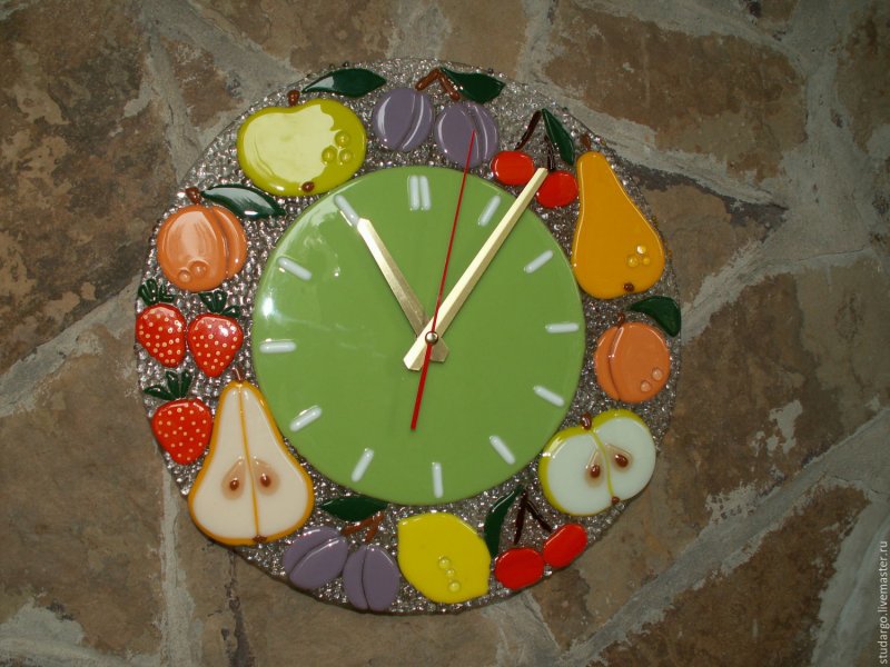 Часы из одноразовой посуды