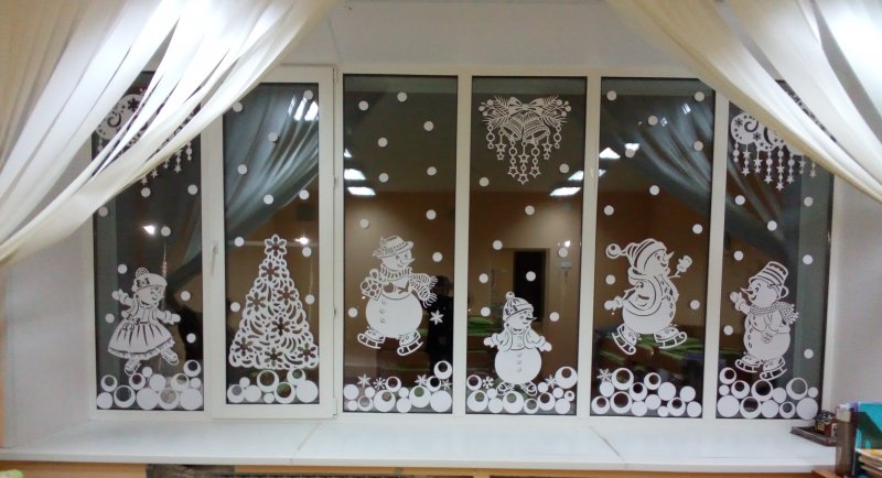 Украшаем окна вытынанками к новому году в детском саду