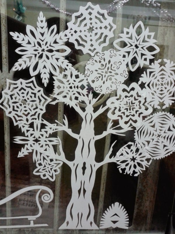 Дерево из снежинок на окне