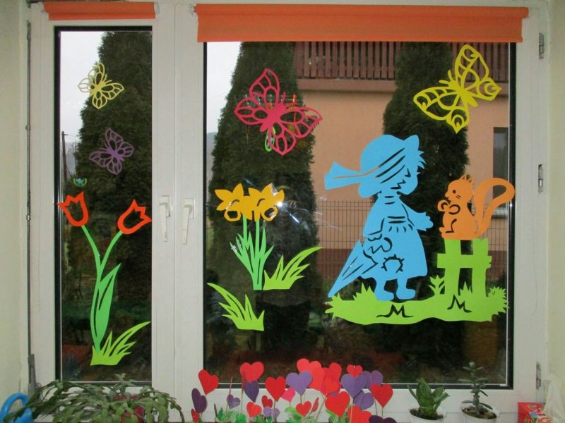 Весенний декор на окна в детский сад
