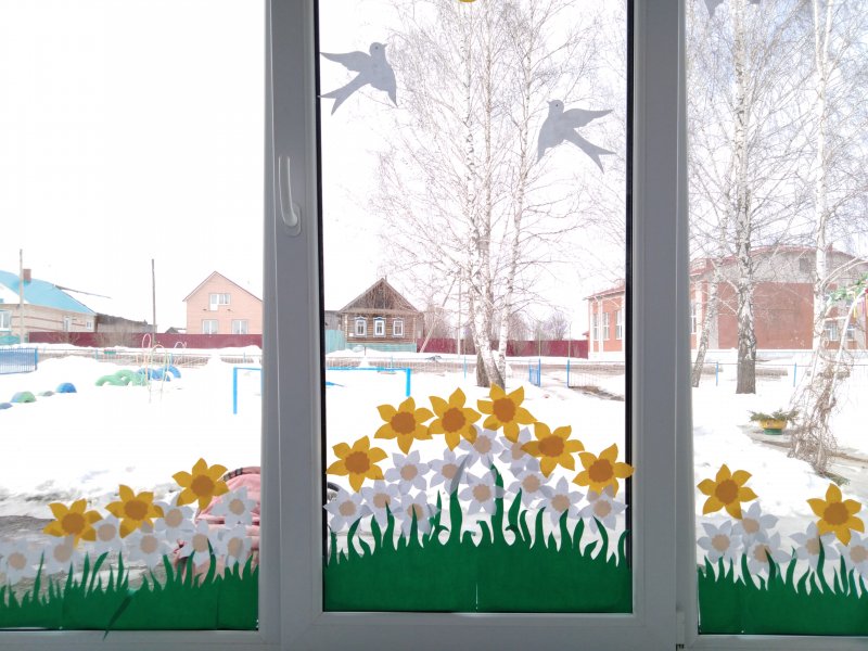 Весенние вытынанки на окна в детском саду