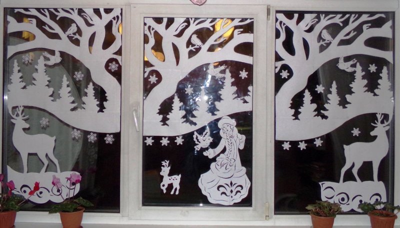 Новогодние окна украшенные вытынанками