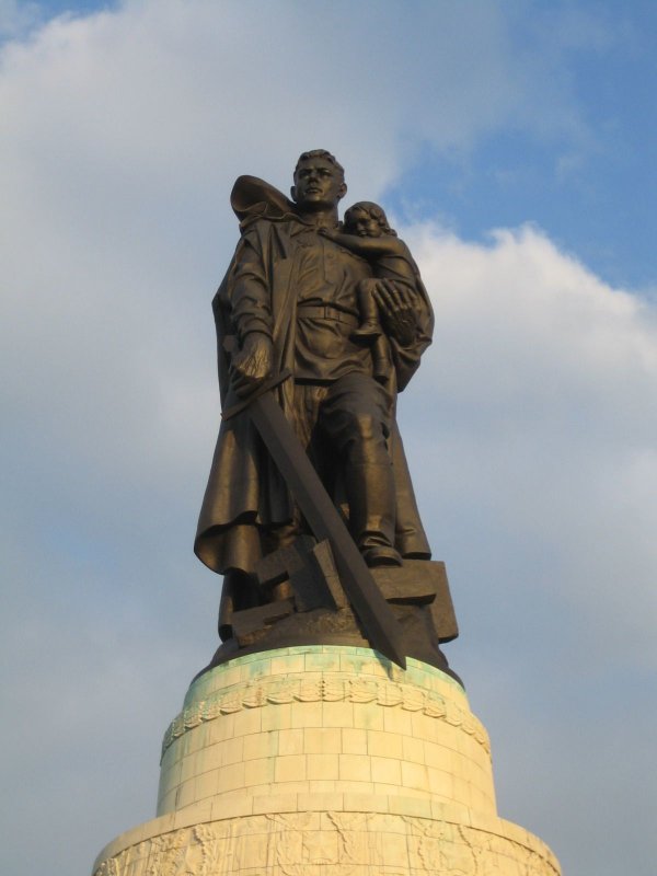 Монумент «воин-освободитель» в берлинском Трептов