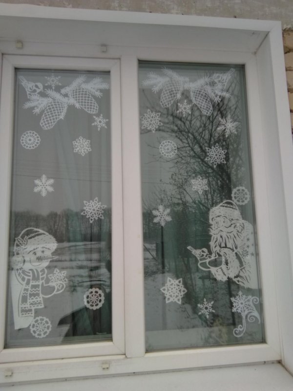 Окна украшенные к новому году вытынанками