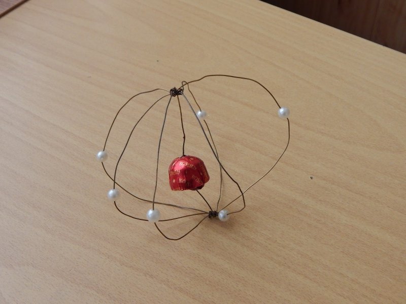 Модель атома из ёлочных игрушек