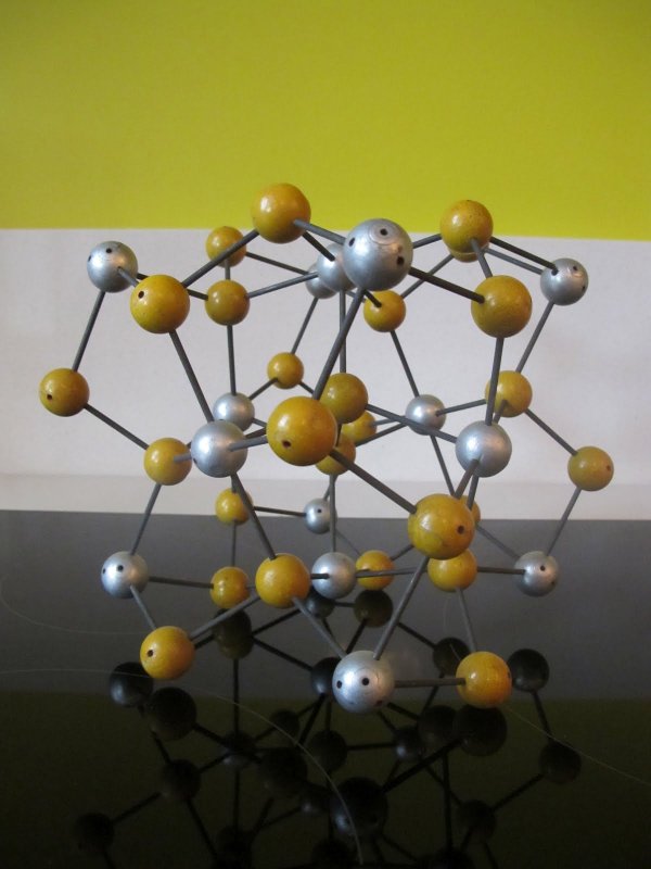 Молекула из бисера