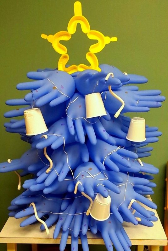 Креативная елка из перчаток
