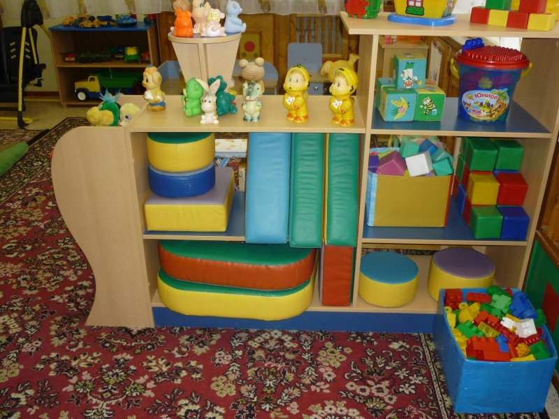 Мебель стол и стульчики для кукол ясельной группы детского сада фото