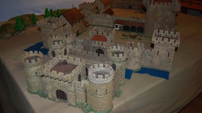 Миниатюрный средневековый замок