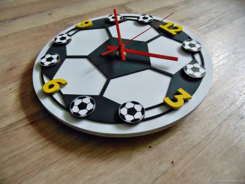 Часы из фанеры футбольный мяч