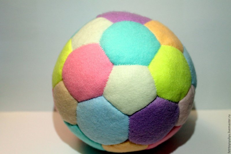 Футбольный мяч из макарон
