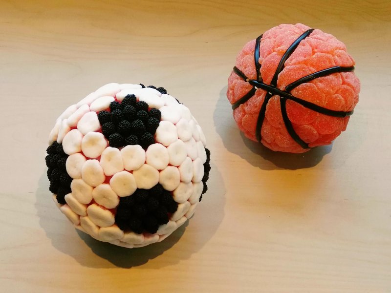 Баскетбольный мячик из конфет