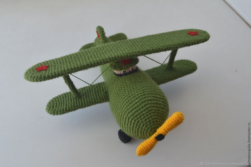 Самолет вязаный игрушка