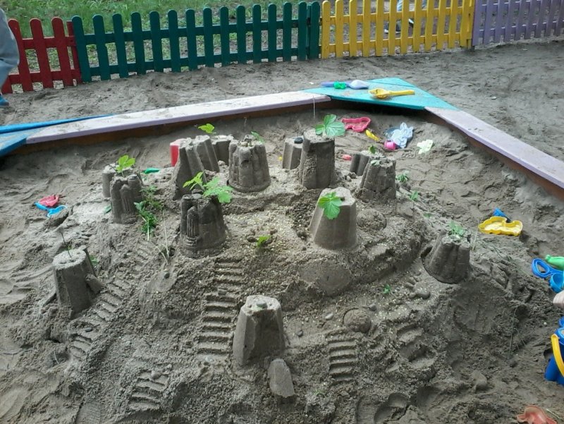 Замок из песка в песочнице