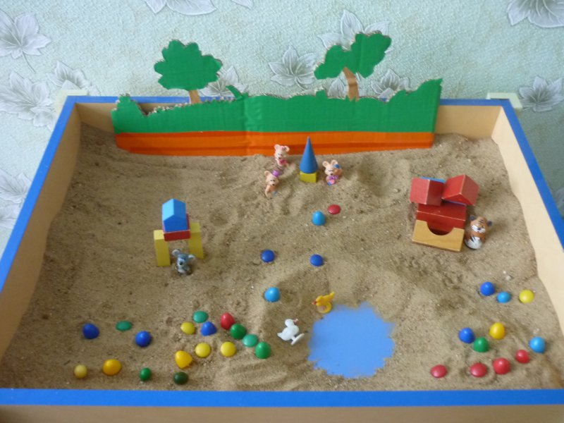 Песочница в группе детского сада
