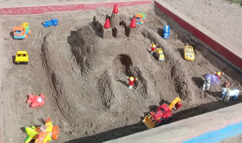 Детские постройки из песка в детском саду