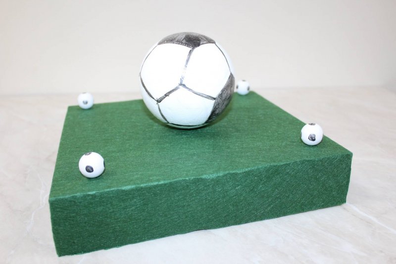 Футбольный мяч из сладостей