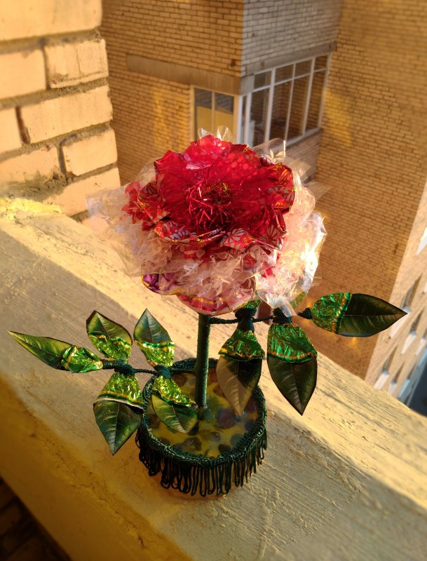 Арт-объект из подручных материалов Аленький цветочек
