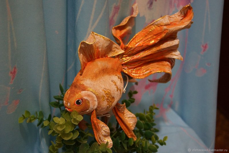 Золотая рыбка из природного материала