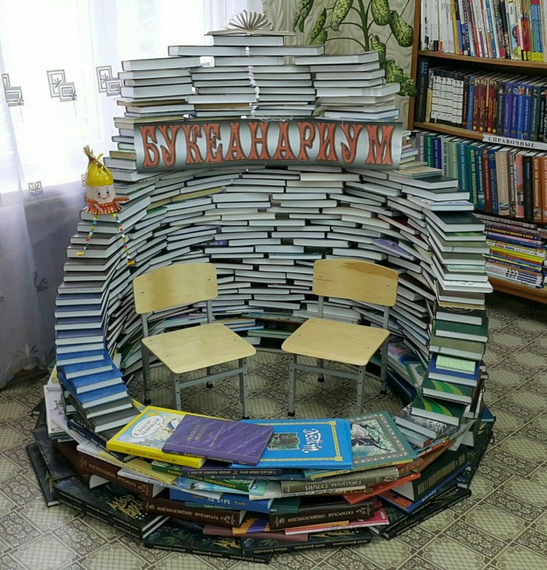 Инсталляция из книг в библиотеке