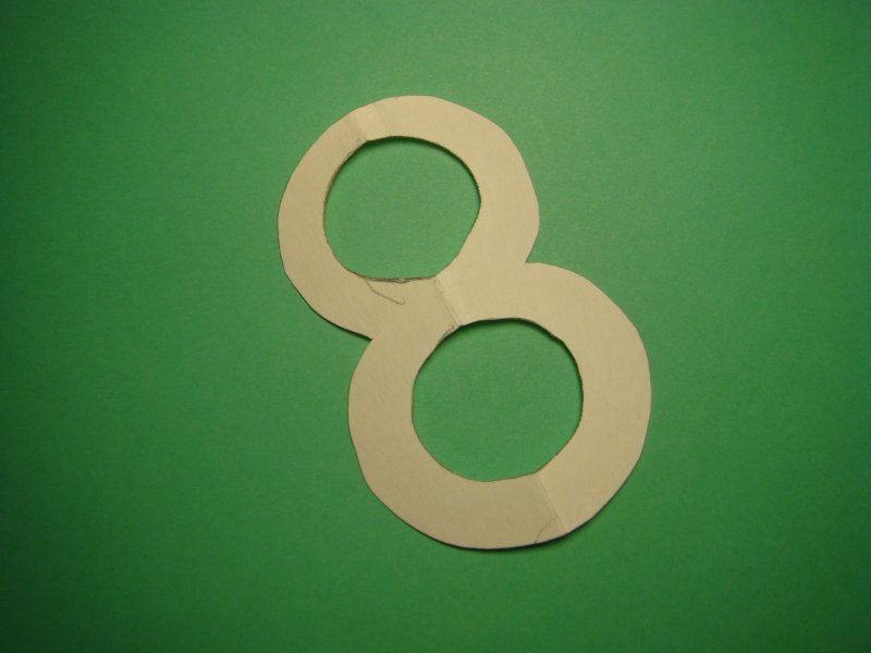 Цифра 8 из ленты