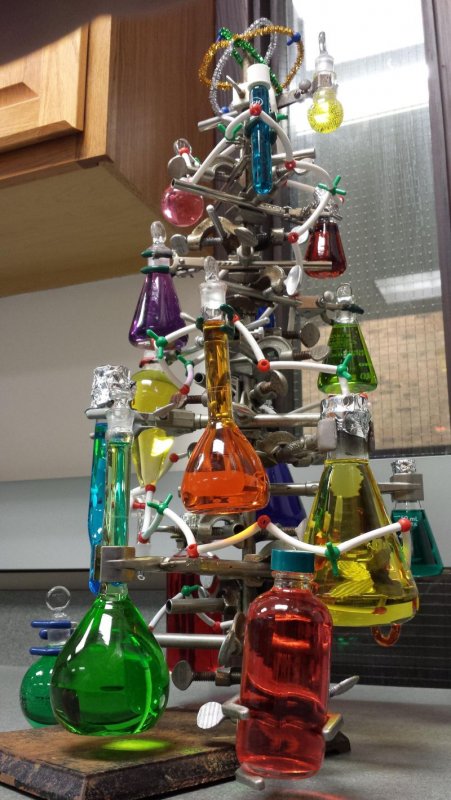 Новогодняя елка из колб химических