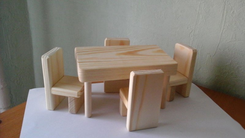 Кукольный стол из дерева