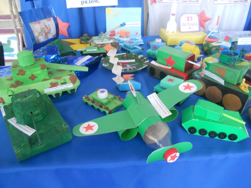 Выставка игрушек самоделок парад военной техники