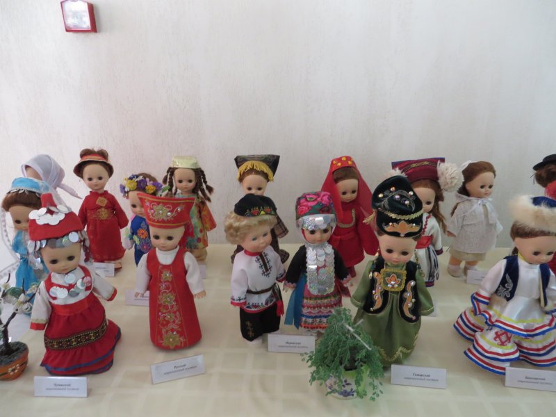 Выставка национальных костюмов народов России