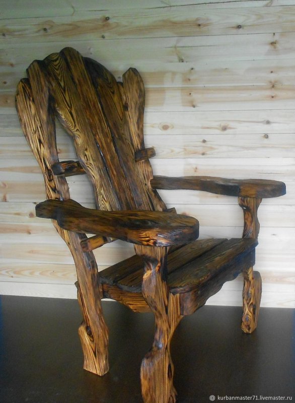 Состаренный стул из дерева