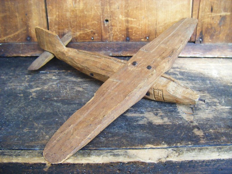 Старинный самолёт из дерева