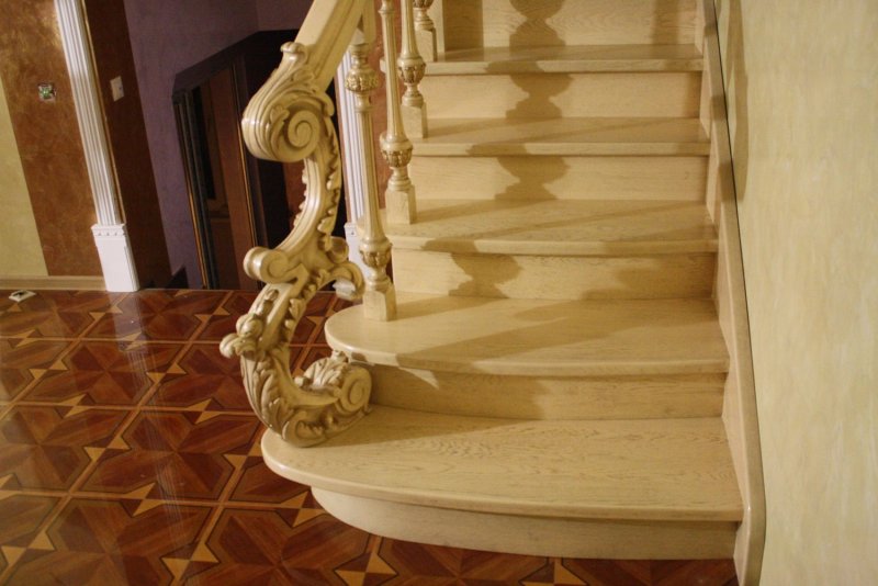 Заходной столб для лестницы