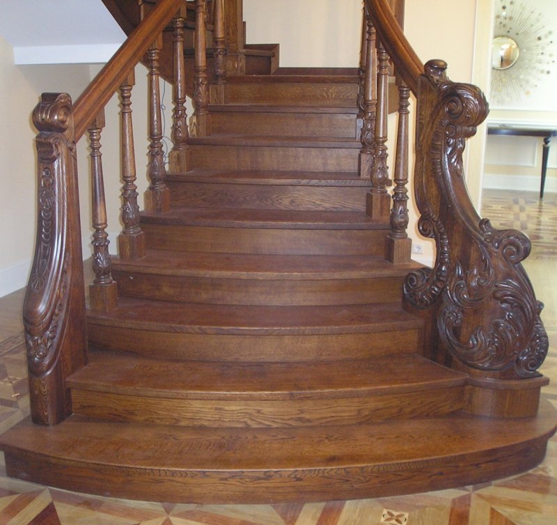 Массивная деревянная лестница