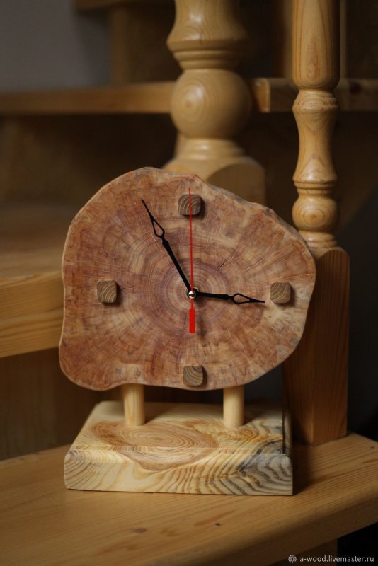 Часы из среза дерева настенные