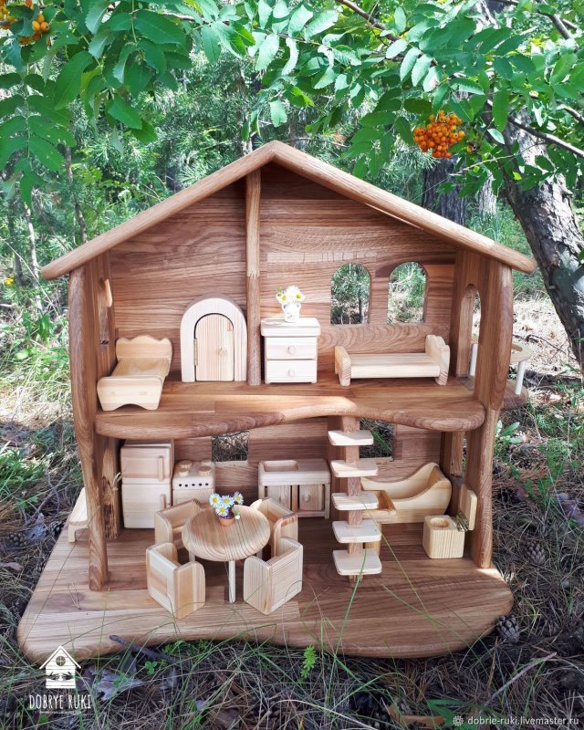 Игрушечный деревянный домик
