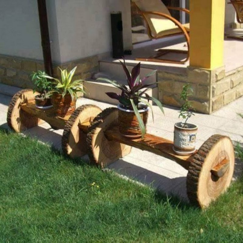 Машинка из колес на детскую площадку