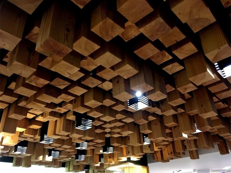 Потолок из деревянных брусков