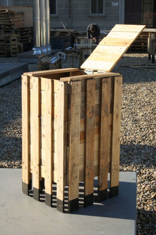 Деревянный ящик для мусора